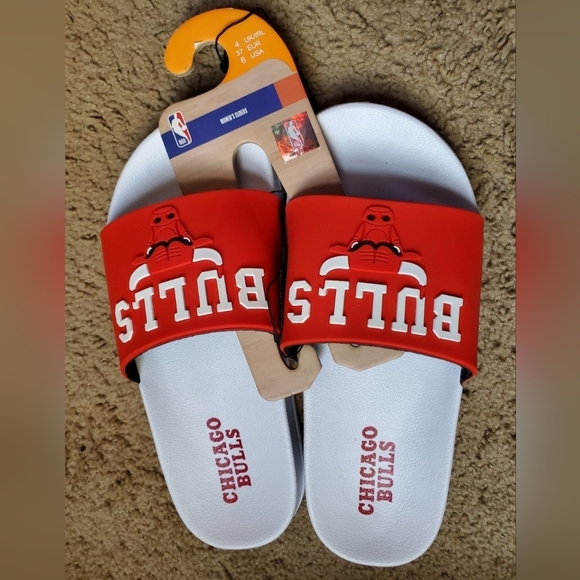 Size 6 Chicago Bulls Women Sliders - Picture 1 of 3